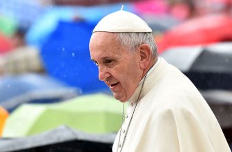 Papa Francesco: non amare cani e gatti e dimenticare i vicini