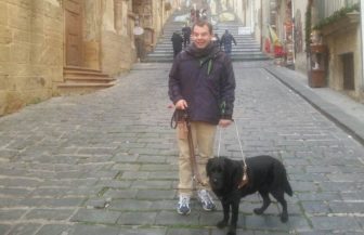 Ryanair non accetta il Cane-guida, non vedente rimane a terra